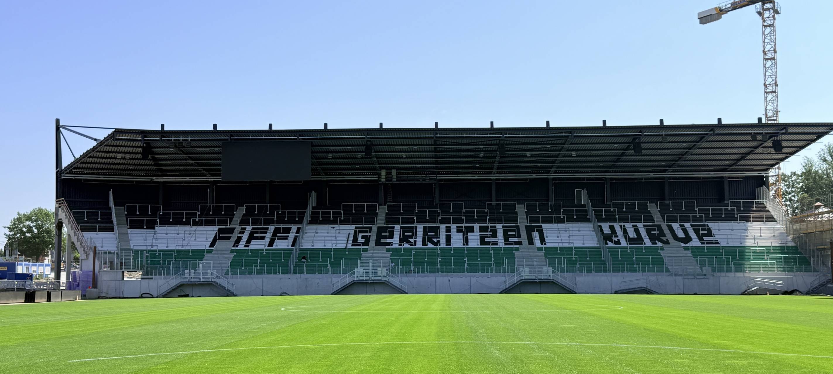 Ausdruck lebendiger Fankultur – Aus Osttribüne wird offiziell „Fiffi-Gerritzen-Kurve“.