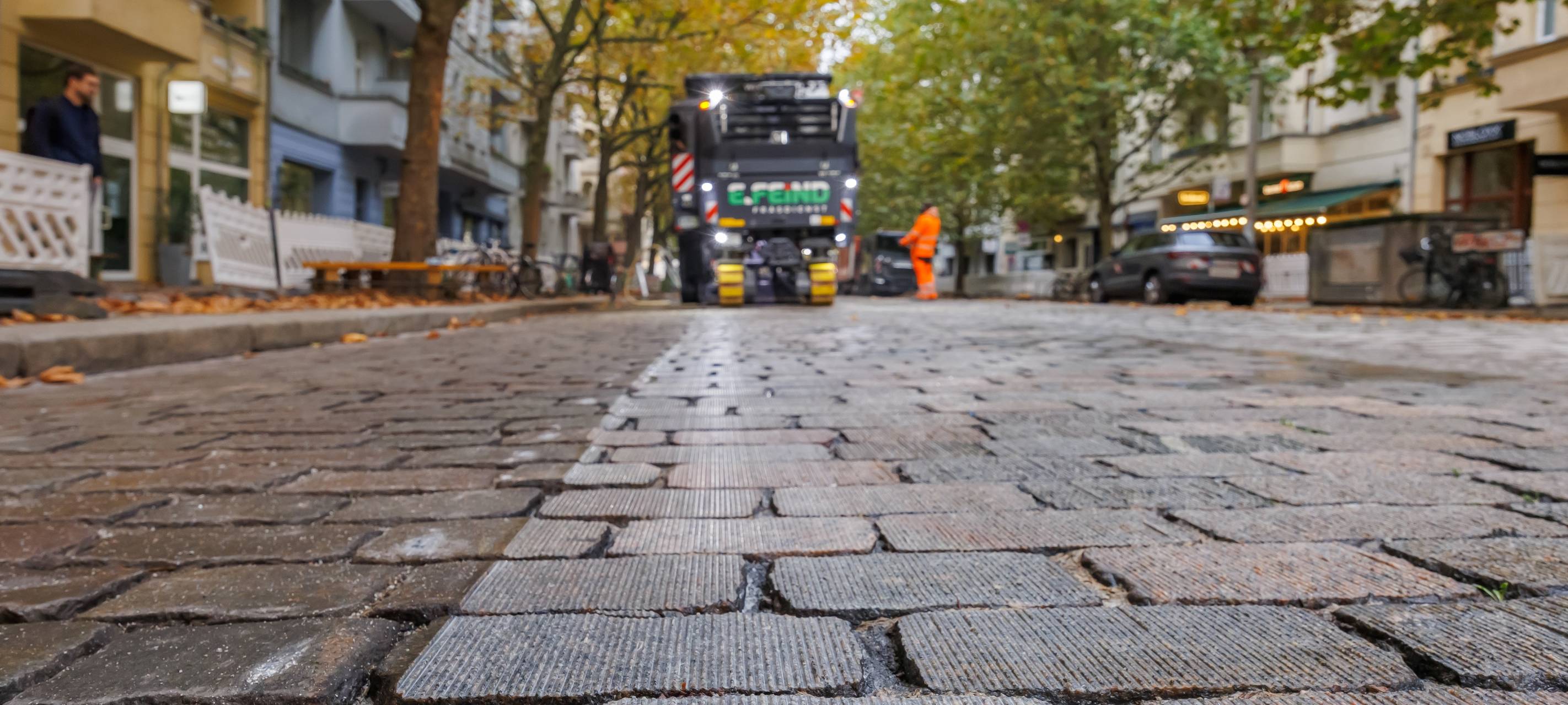 Die Stadt Münster testet ein neues Verfahren, mit dem Kopfsteinpflaster geglättet wird.