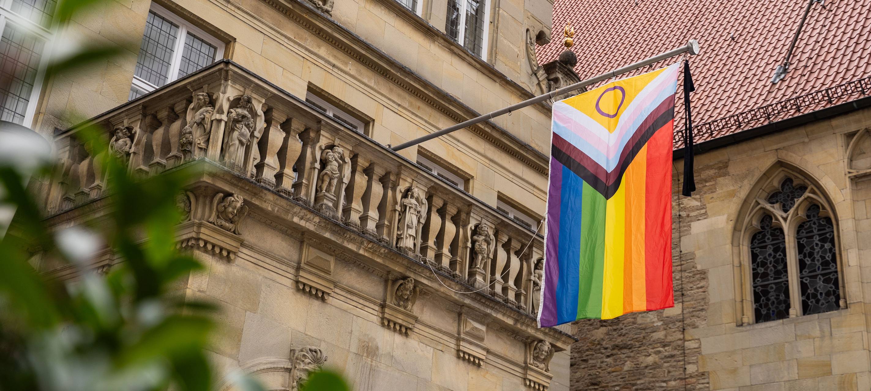Nach dem Anschlag auf den Christopher Street Day in Berlin hat die Stadt Münster als Zeichen der Solidarität mit der queeren Gemeinde eine Pride-Flagge mit Trauerflor am Stadtweinhaus gehisst.