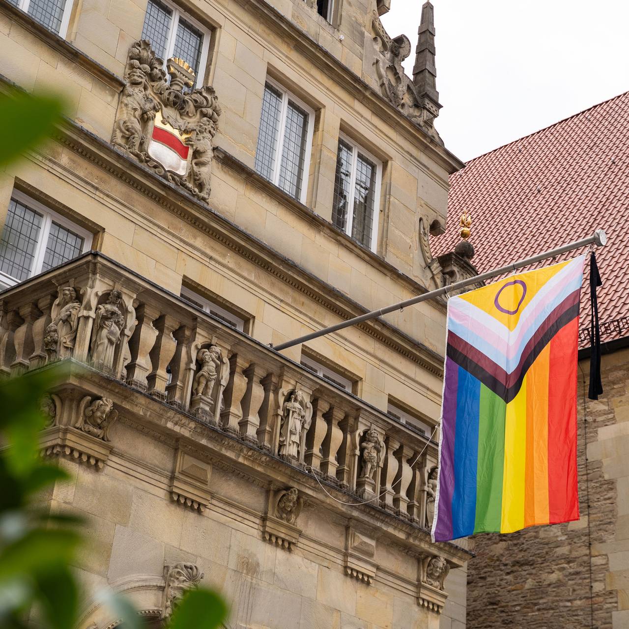 Nach dem Anschlag auf den Christopher Street Day in Berlin hat die Stadt Münster als Zeichen der Solidarität mit der queeren Gemeinde eine Pride-Flagge mit Trauerflor am Stadtweinhaus gehisst.