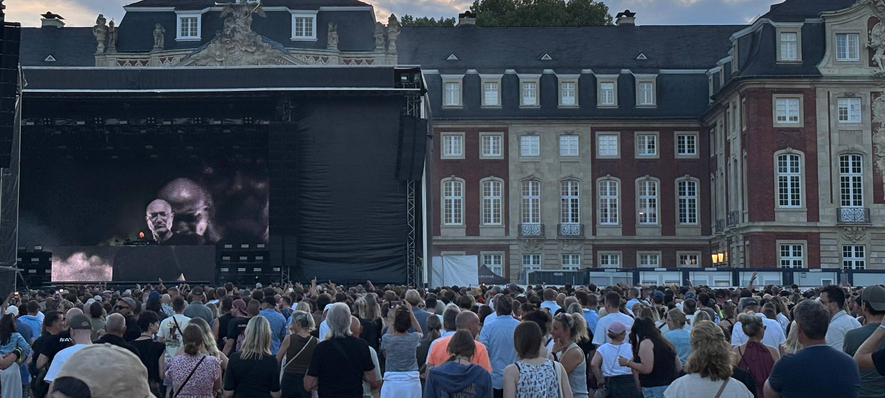 Konzertspektakel vor dem Schloss