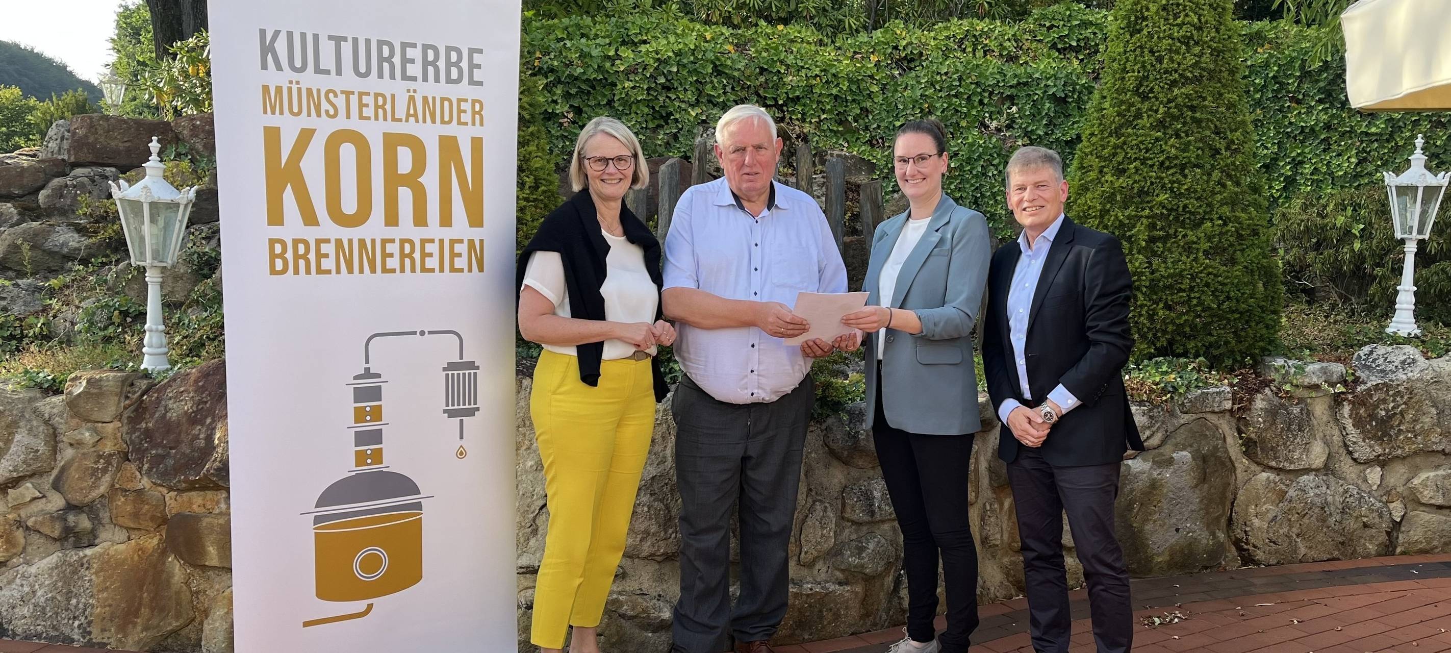 Die Allianz Kulturerbe Münsterländer Kornbrennereien hat im Gespräch mit dem Minister Karl-Josef Laumann und der Bundestagsabgeordneten Anja Karliczek ihre Sorgen zur geplanten Alkoholsteuererhöhung erläutert.