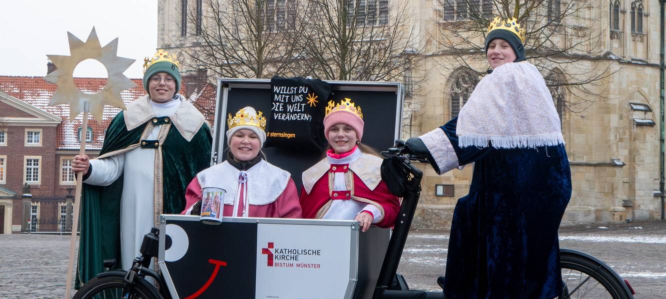 Die Sternsingerinnen und Sternsinger Jan (13), Joke (11), Ineke (13) und Max (11, von links) aus der Pfarrgemeinde St. Ludgerus in Borken-Burlo freuen sich über die große Spendenbereitschaft im Bistum Münster. Bei der nächsten Aktion Dreikönigssingen wird das Bistum Münster Gastgeber der bundesweiten Eröffnungsfeier sein.