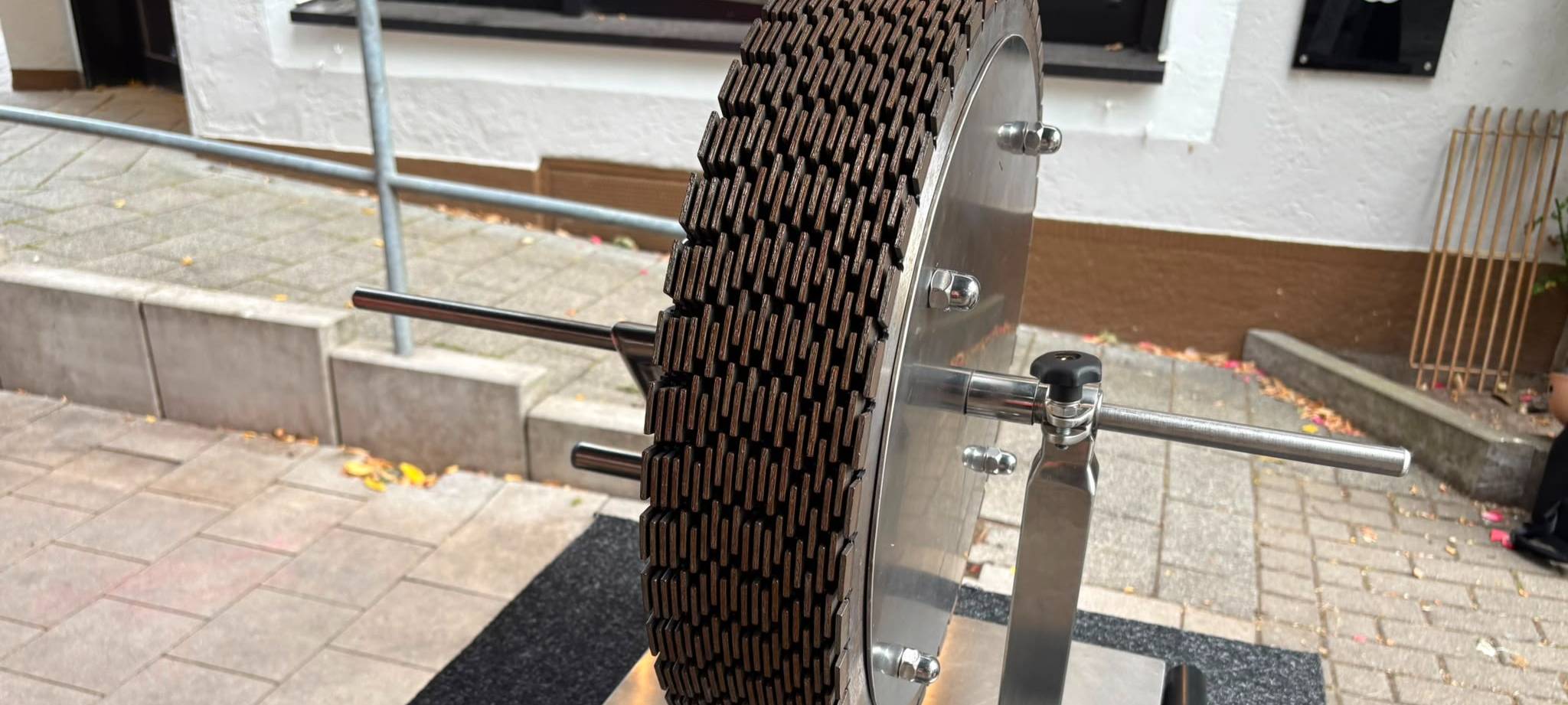 Das "Grinding"-Verfahren: Das ist ein Schleifverfahren bei dem die Oberfläche des Kopfsteinpflasters mit einer Straßenfräse mit diamantbesetzen Schleifwalzen bearbeitet wird (siehe Foto).