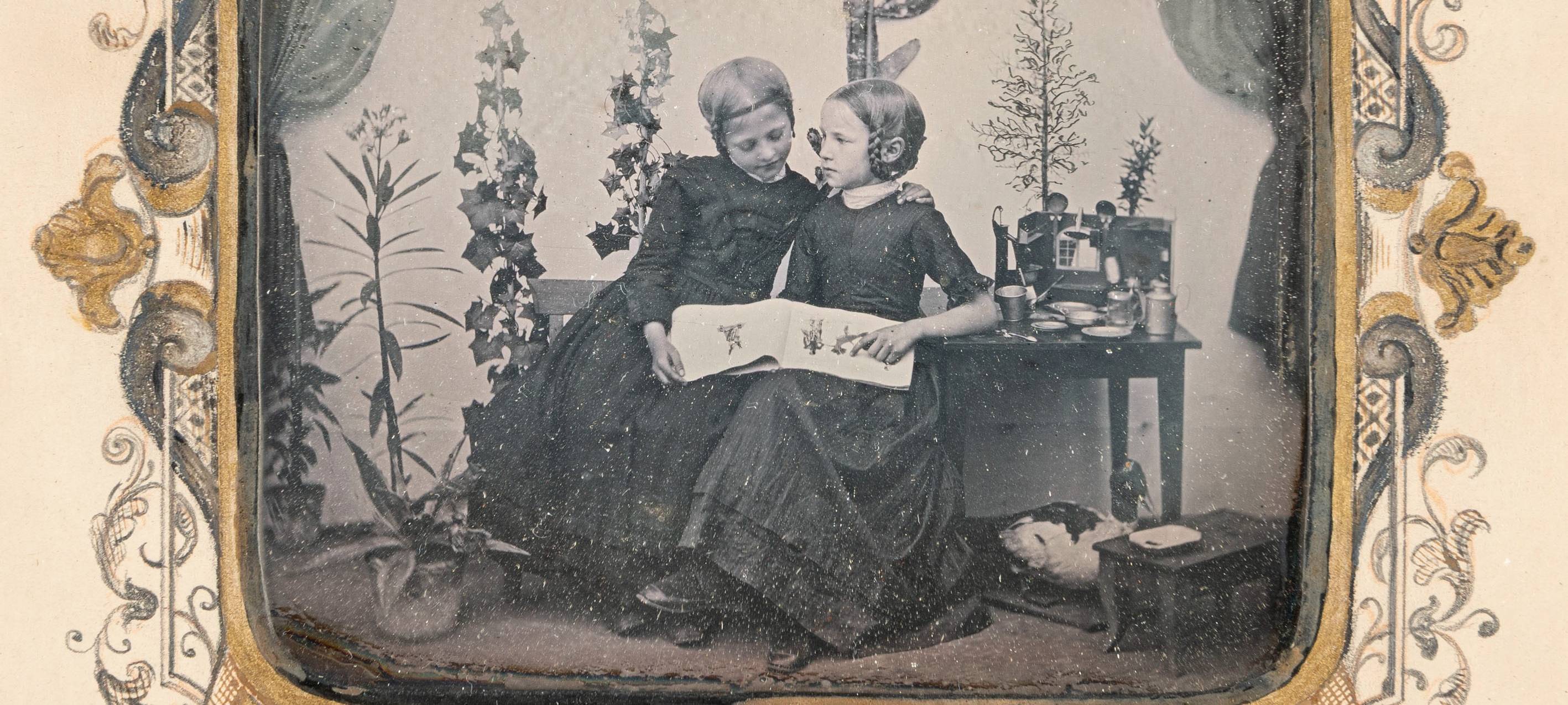 Bei dem Bild der beiden Mädchen handelt es sich um eine Daguerreotypie von Friedrich Hundt. Es kann in einer speziell beleuchteten, historischen Vitrine im Stadtmuseum betrachtet werden.