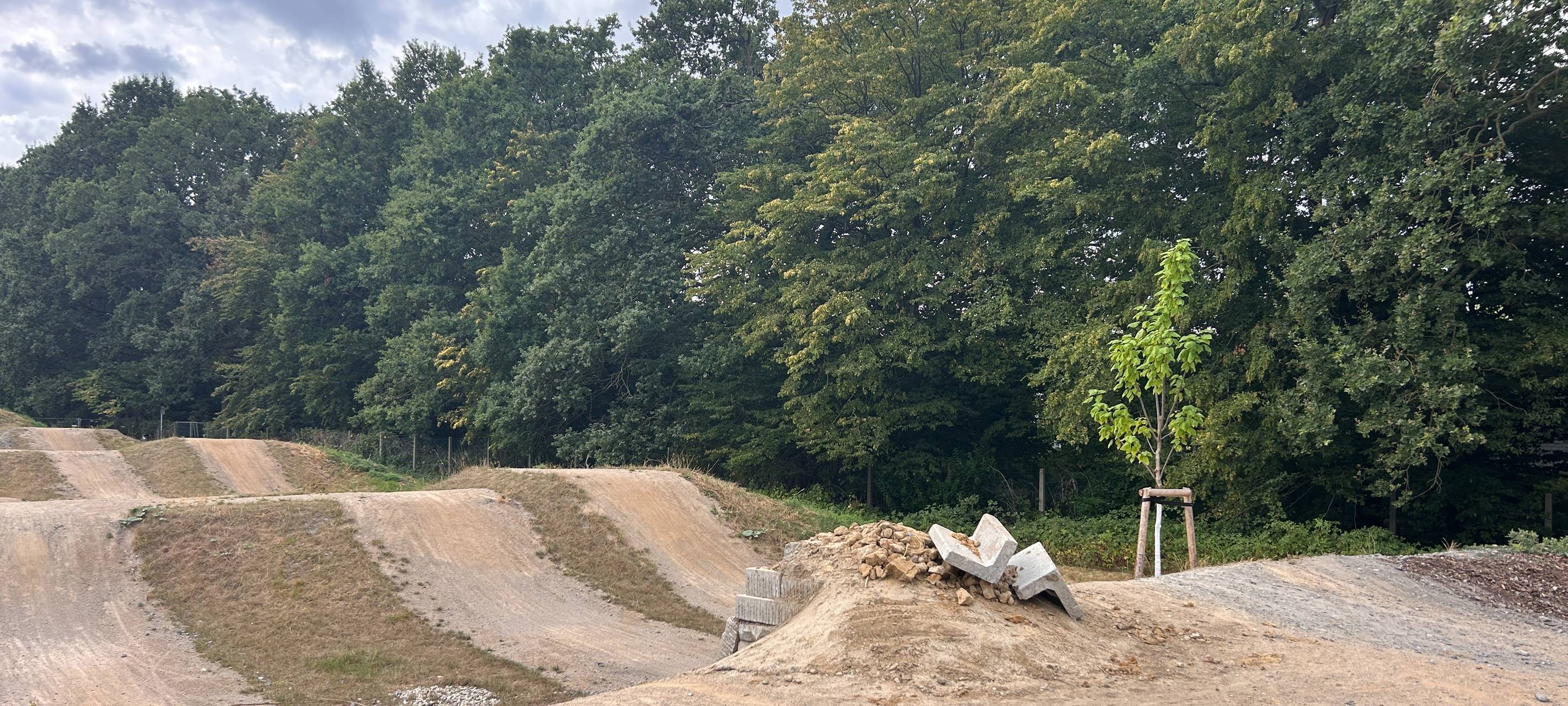 Unbekannte haben auf der Dirtbike-Anlage in Gremmendorf eine Rampe aus Bauschutt errichtet. Die Anlage ist aus Sicherheitsgründen gesperrt.