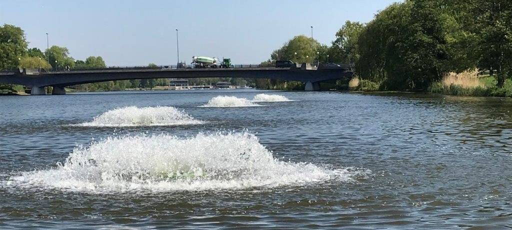 Belüftungsgeräte sorgen auch in diesem Sommer für eine ausreichende Sauerstoffversorgung des Aasees. Sprudelndes Wasser verrät ihre Standorte.
