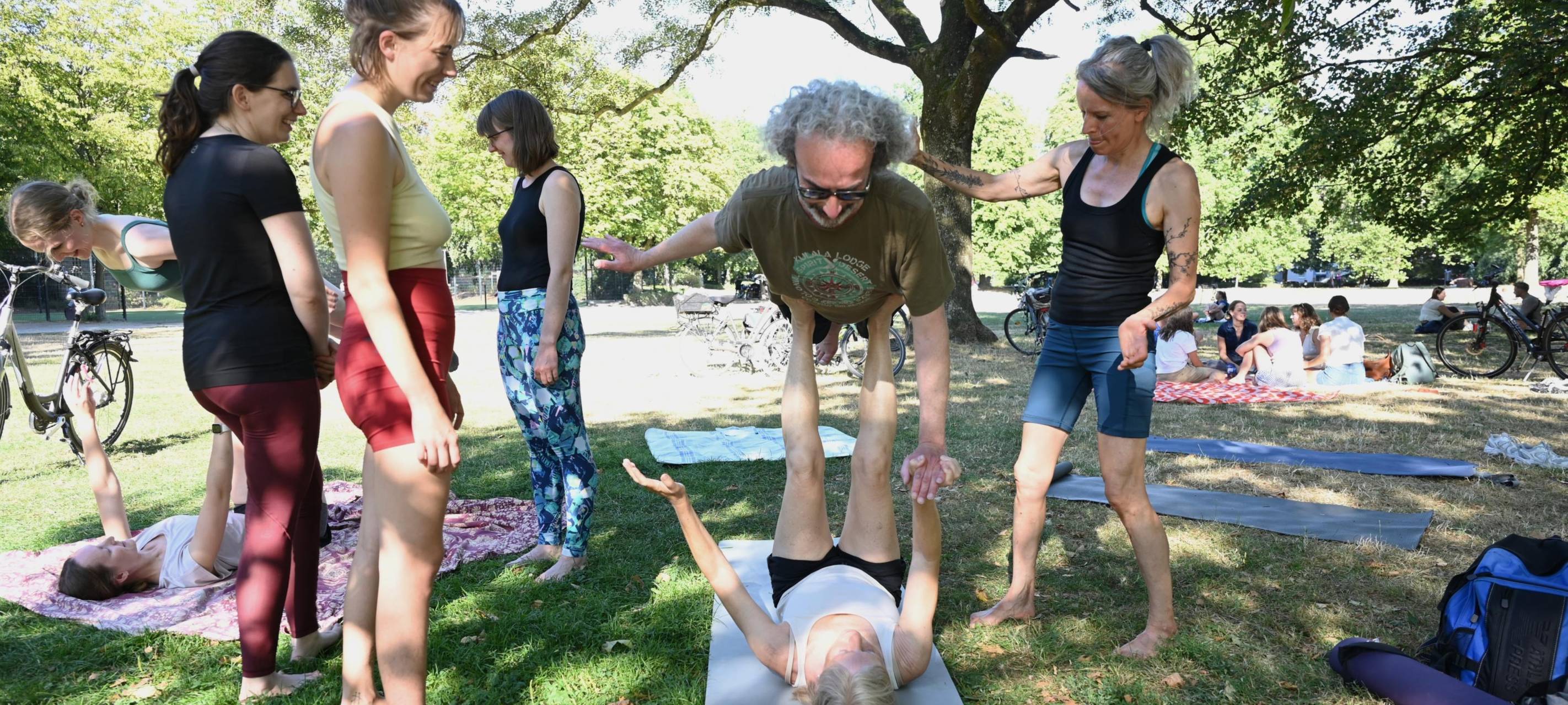 Erstmals im Sport im Park-Programm ist in diesem Jahr Acroyoga - ein Angebot, das mittwochs und donnerstags im Südpark schon rege nachgefragt wurde.