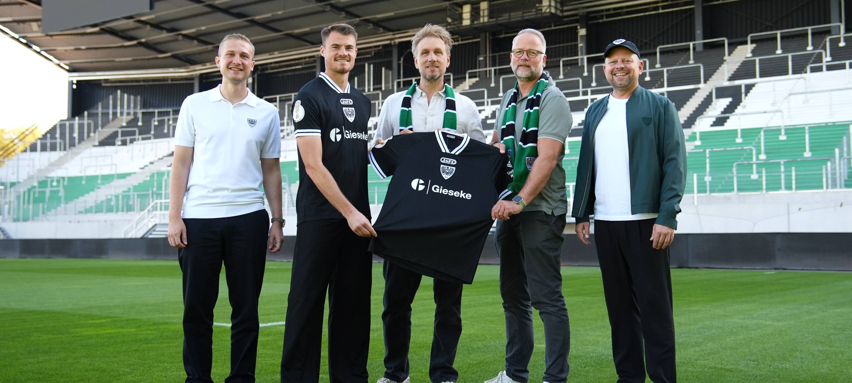 Zum dritten Mal wird die Gieseke GmbH im DFB-Pokal die Brust des Trikots zieren. Darüber freuen sich Jan Gerbe (Sportfive), Kapitän Niko Koulis, Mark Gieseke und Volker Böckmann (Geschäftsführung Gieseke) und Philipp Deipenbrock (SCP-Geschäftsführer Marketing & Vertrieb).