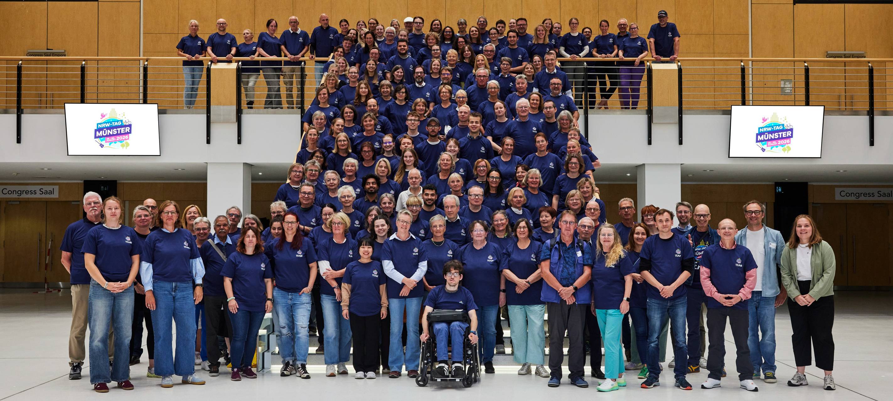 Rund 270 Volunteers sind beim Nordrhein-Westfalen-Tag in Münster im Einsatz – während der Großveranstaltung zu erkennen an ihren dunkelblauen T-Shirts. Am 20. August kamen die Ehrenamtlichen zu einem Briefing-Treffen im Messe- und Congress-Centrum (MCC) Halle Münsterland zusammen.