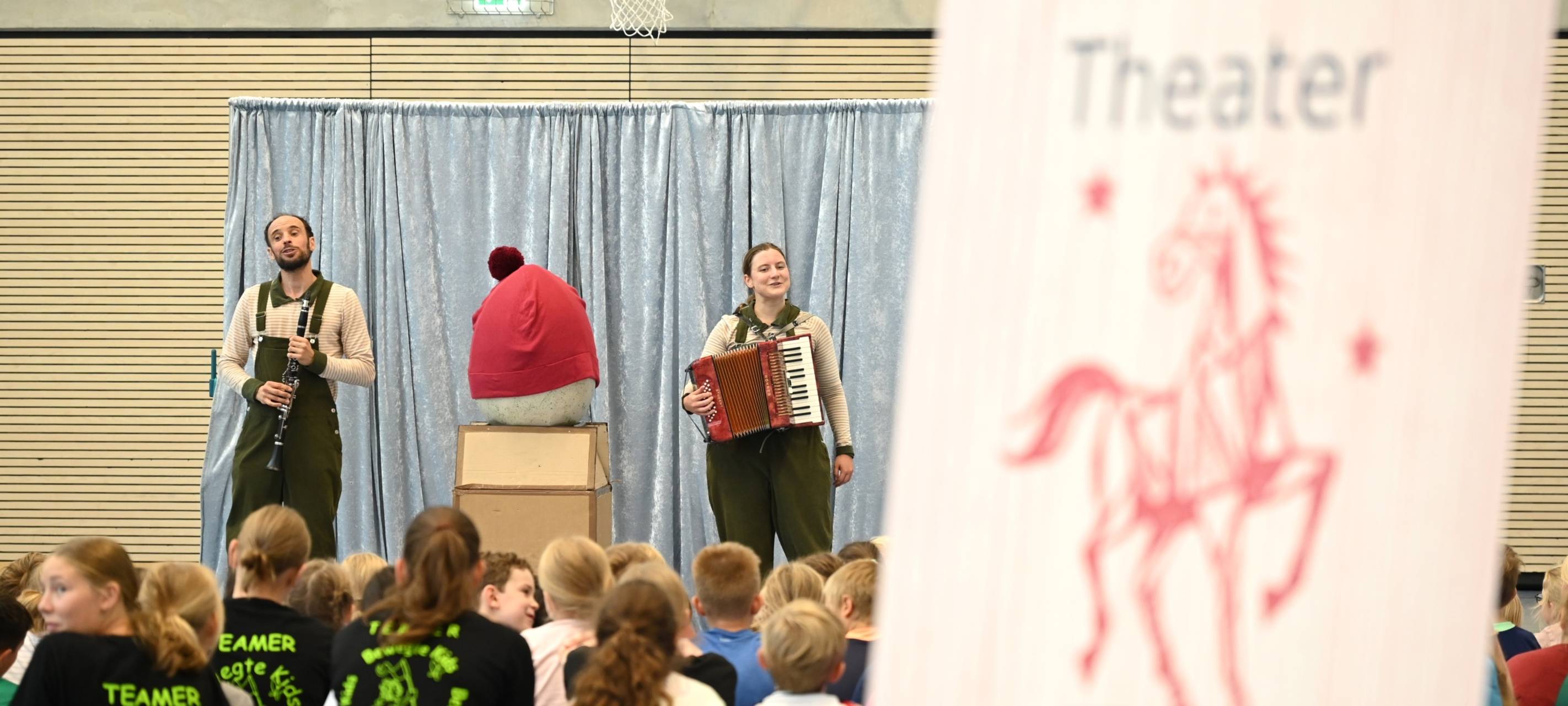 Mit dem Stück „Ach du dickes Ei“ begeisterte das Theater Rosinante beim „Bewegte Kids“-Geburtstag die Kinder in der Sporthalle an der Lotharinger Straße.