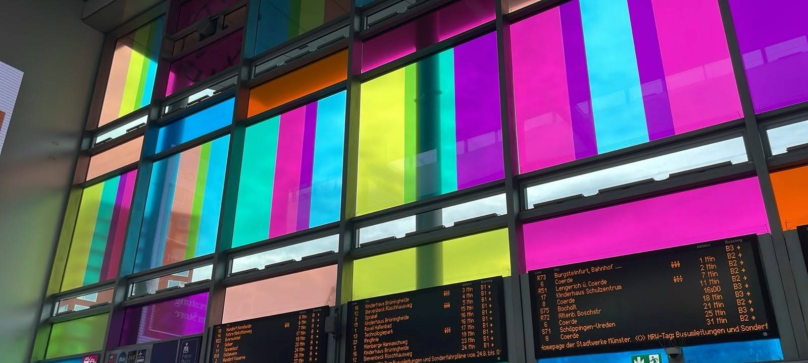 Anlässlich des NRW-Tags gibt es am Hauptbahnhof Münster eine Kunstinstallation von dem Lichtkünstler Gregor Eisenmann.