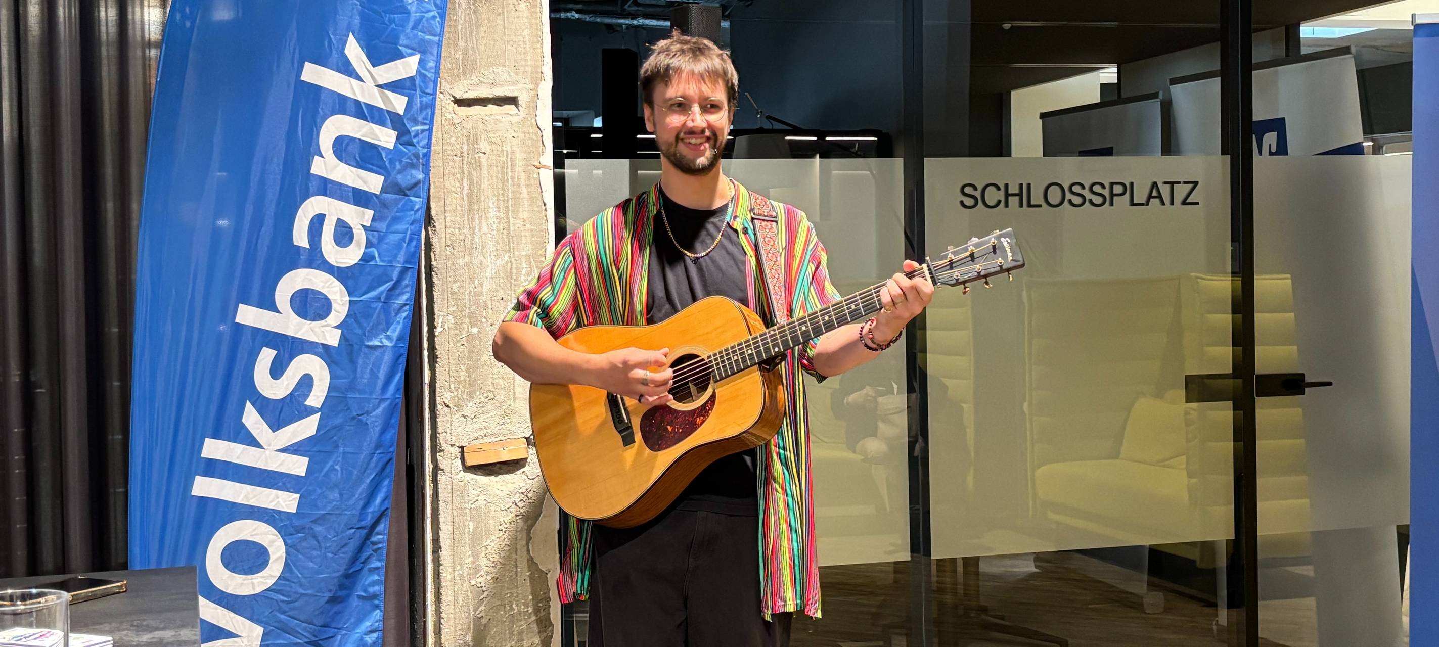 Tammo (mit Gitarre) ist Musiker und Kandidat bei "Voice of Münsterland".