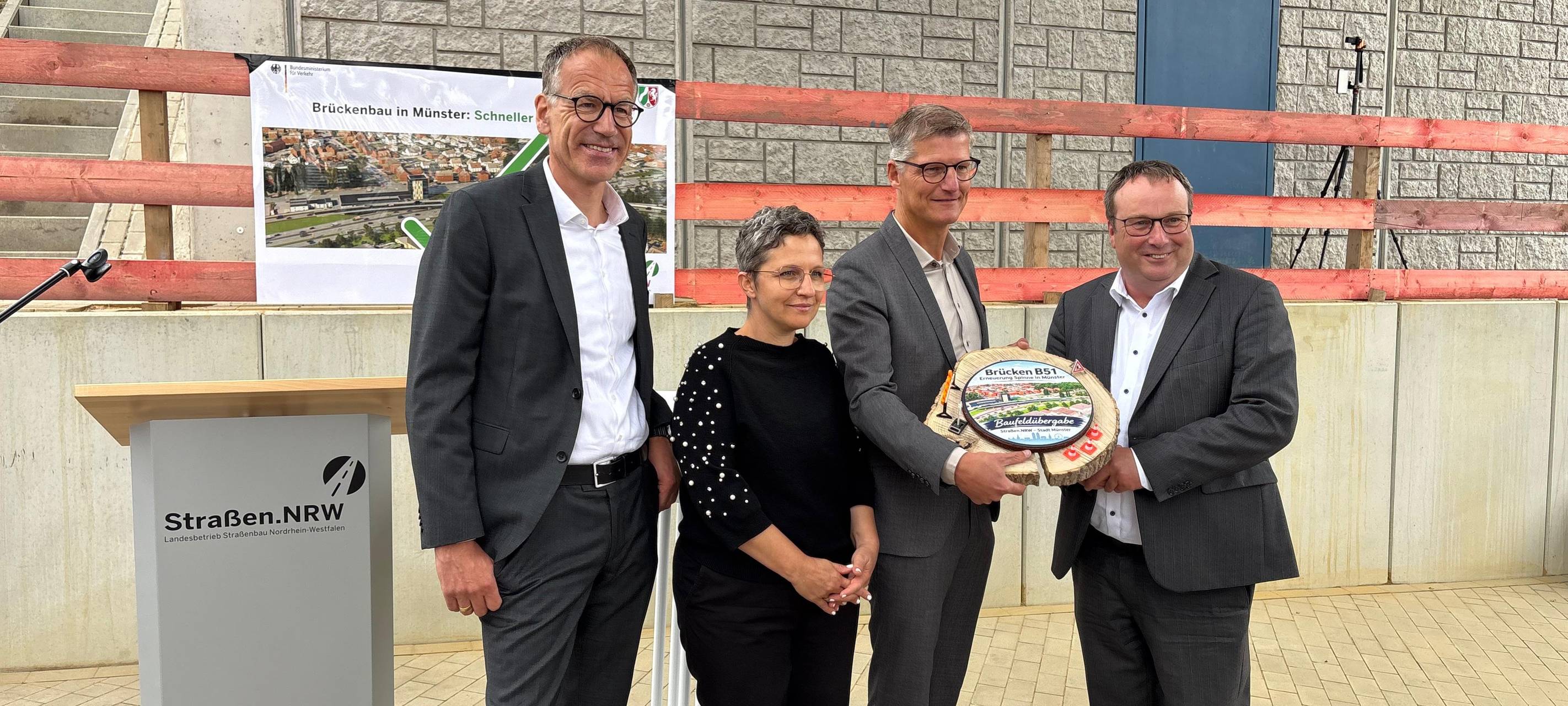 V.l.n.r.: Christoph Jansen (Direktor für den technischen Bereich, Straßen.NRW), Dr. Claudia Elif Stutz (Staatssekretärin im Bundesministerium für Verkehr), Tilmann Fuchs (Oberbürgermeister Stadt Münster), Oliver Krischer (Verkehrsminister NRW).