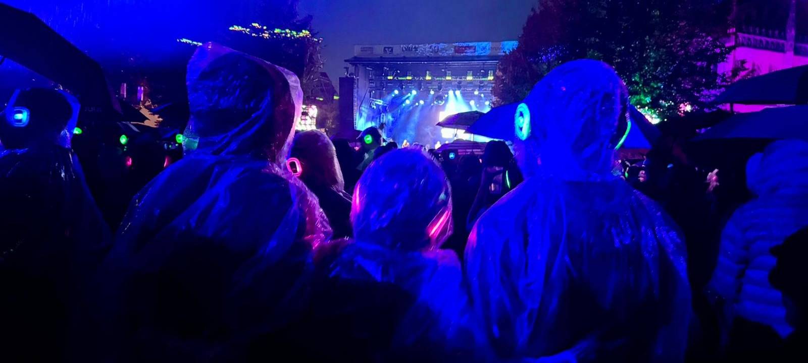 Mit Regenponchos ging die Kopfhörerparty weiter.