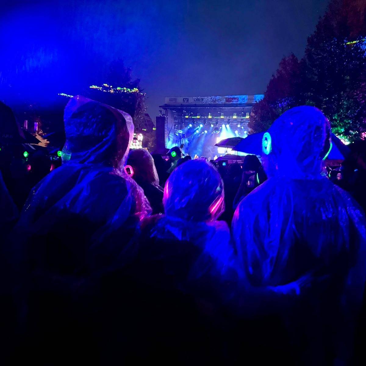 Mit Regenponchos ging die Kopfhörerparty weiter.