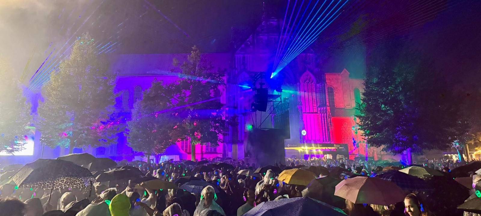Regenschirme aufspannen und weiterfeiern: Das war das Motto der Kopfhörerparty vor der großen ANTENNE MÜNSTER-Bühne auf dem Domplatz.