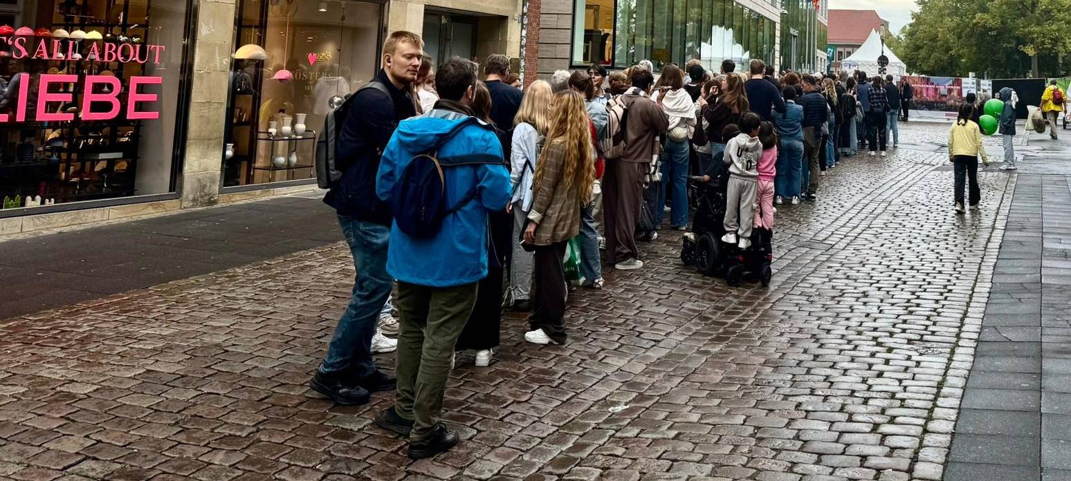 Um kurz nach 19 Uhr bildete sich vor der Ausgabe bereits eine Schlange.