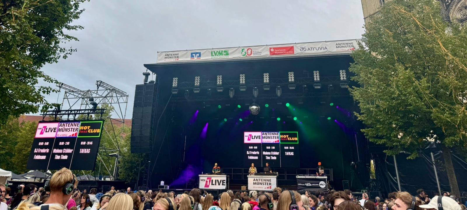Bereits als es noch hell war, waren schon viele Menschen bei der Kopfhörerparty vor der großen ANTENNE MÜNSTER-Bühne auf dem Domplatz am feiern.