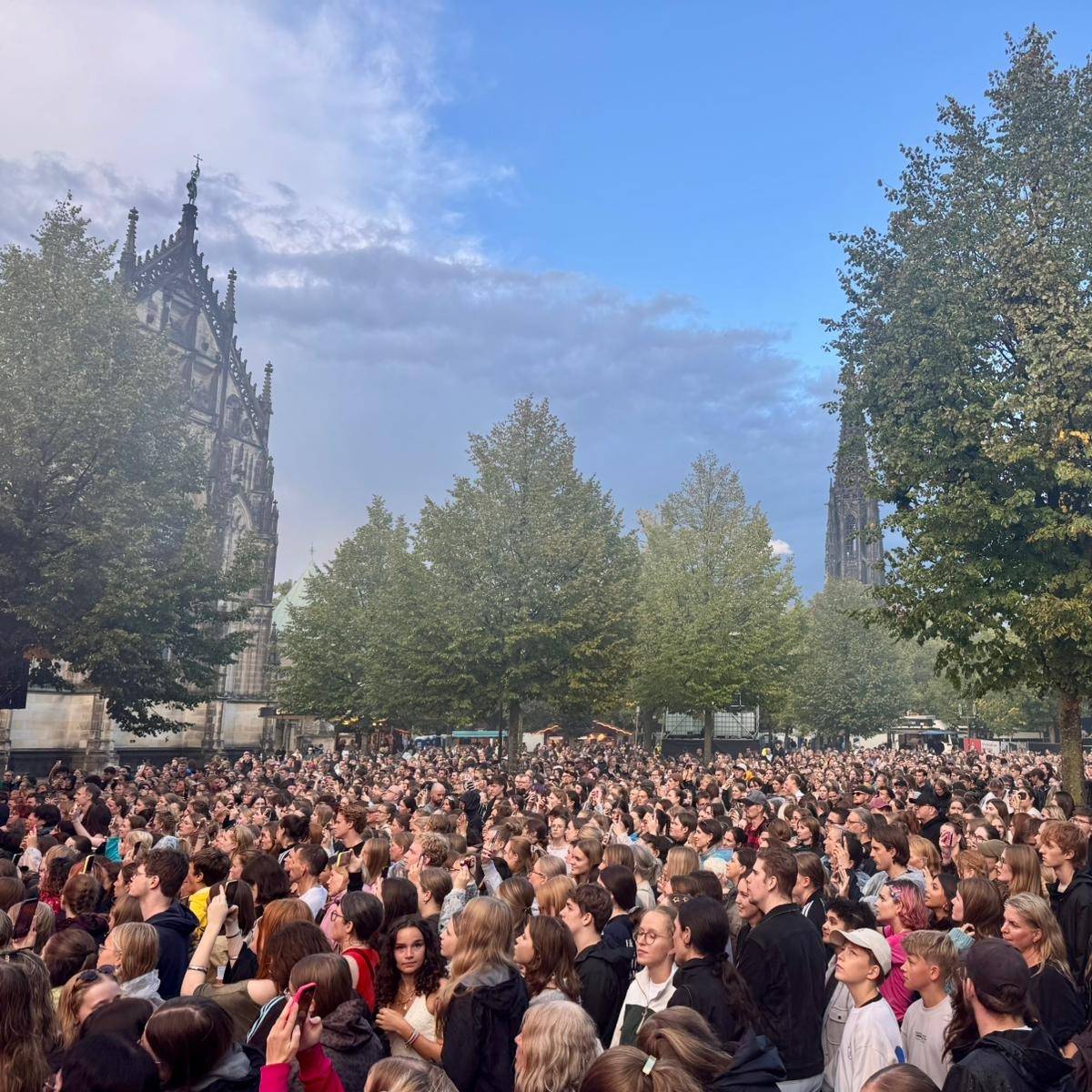 Der Domplatz ist am Freitagabend (28.08.) schon früh rappelvoll.