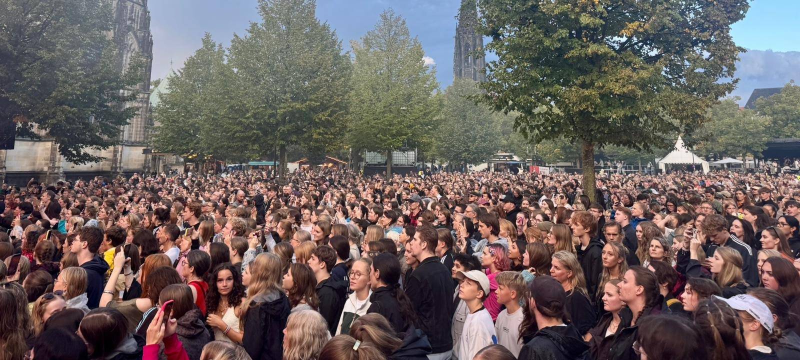 Der Domplatz ist am Freitagabend (28.08.) schon früh rappelvoll.