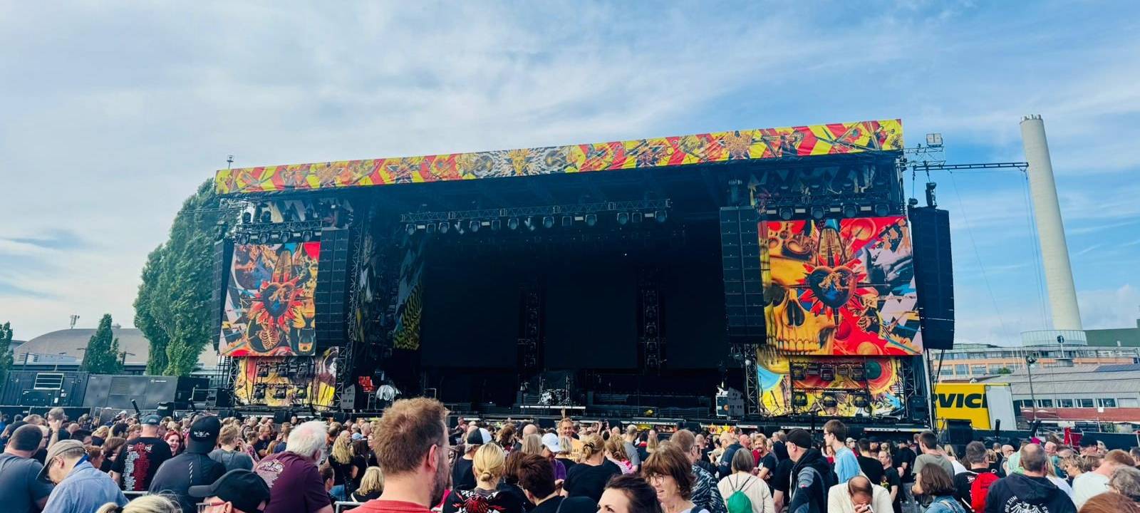 Schon kurz nach dem Einlass haben sich die Fans die besten Plätze gesichert.