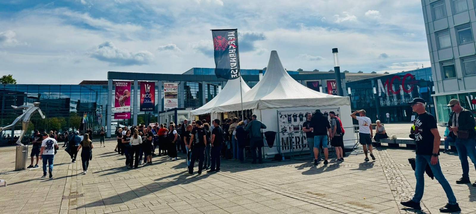Der Merch-Stand der Toten Hosen vor dem MCC Halle Münsterland-Gelände.