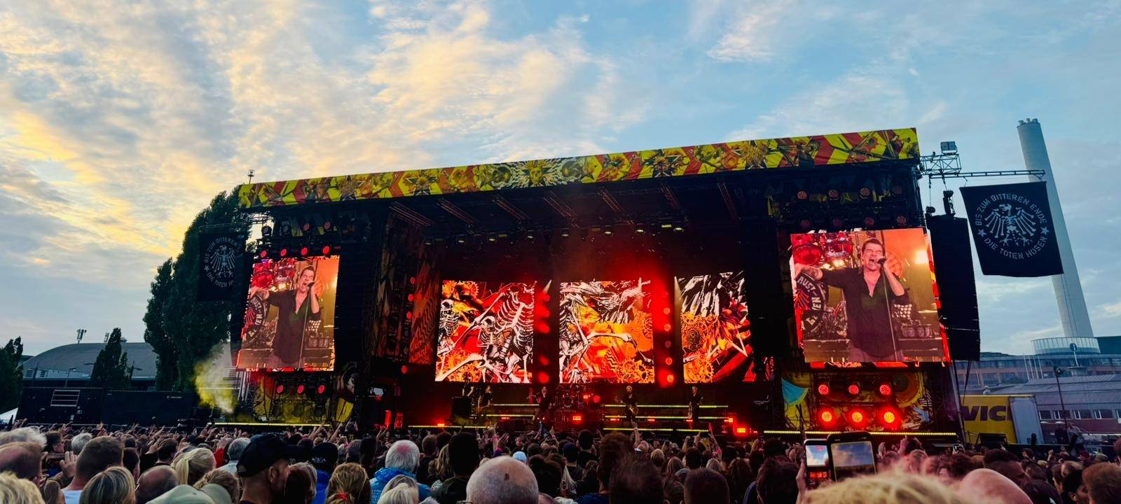 Die Toten Hosen starten am frühen Abend, noch ist es hell.