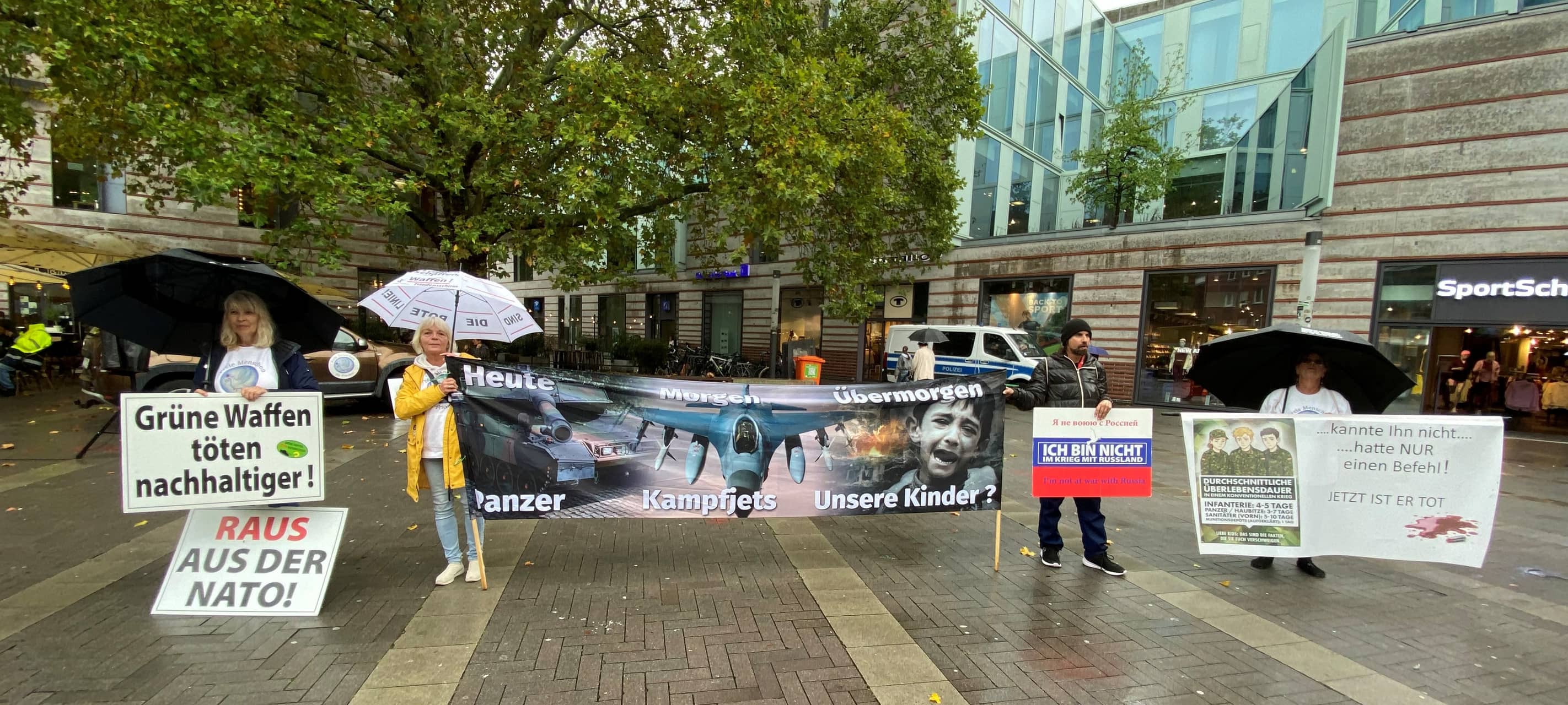 Auf der Stubengasse ist auch eine Demo, anlässlich der Friedenspreis-Verleihung an das Militärbündnis NATO.