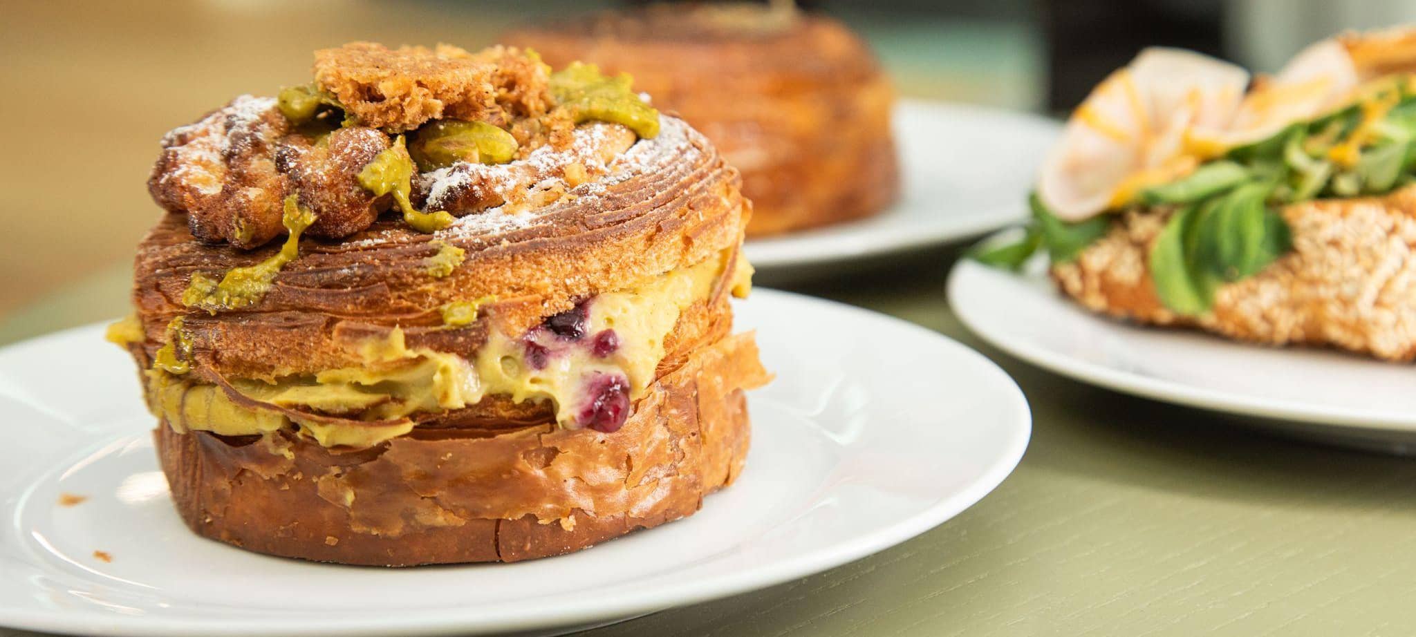 New York Croissant Roll mit Blaubeer Pistazien Füllung