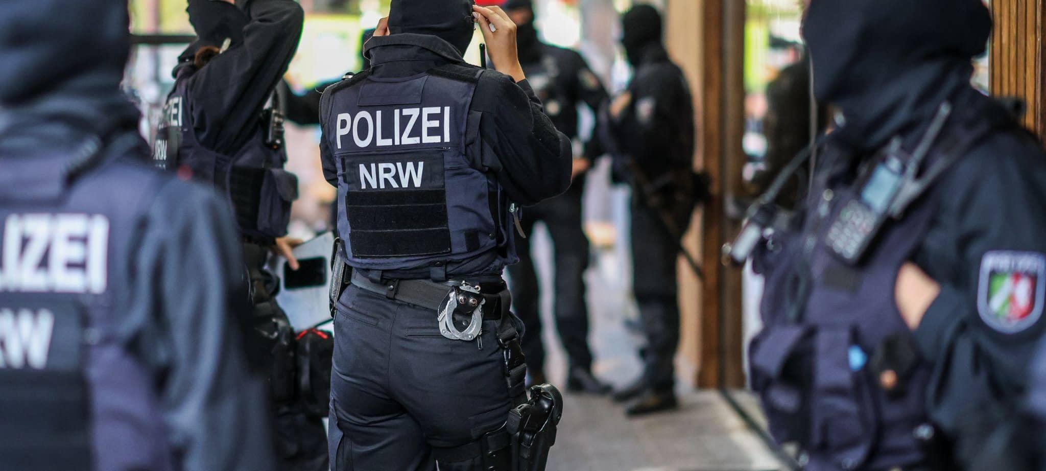 Groß angelegte Razzia gegen Geldwäscher und "Hells Angels"