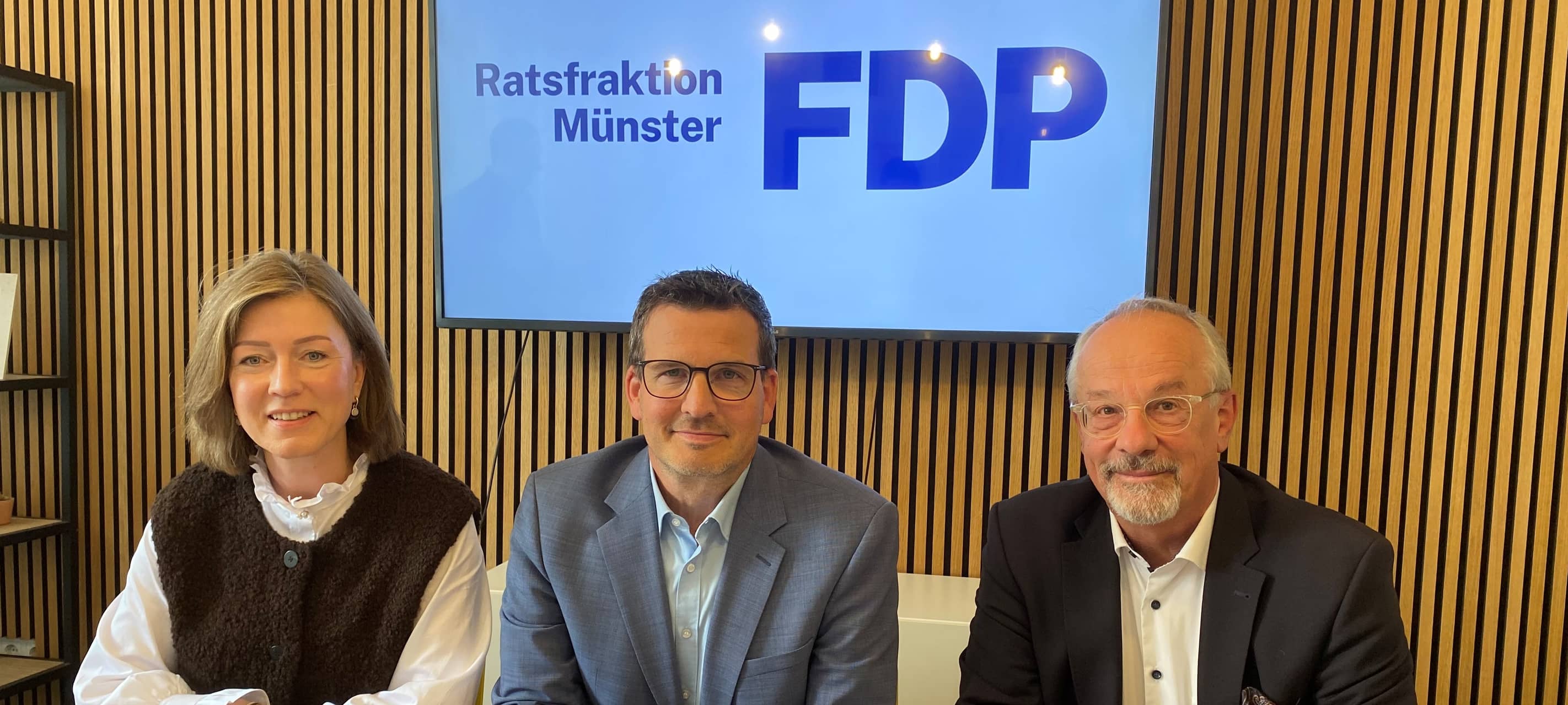 Die FDP ist ab Oktober wieder mit einer Fraktion im Rat der Stadt Münster vertreten. Die bisherigen Mitglieder der FDP-Ratsgruppe, Ratsherr Jörg Berens (mitte) und Ratsfrau Claudia Grönefeld (links), haben gemeinsam mit dem bislang fraktionslosen Ratsherrn Hans-Jürgen Scholte (rechts) die Bildung der neuen FDP-Ratsfraktion vereinbart.