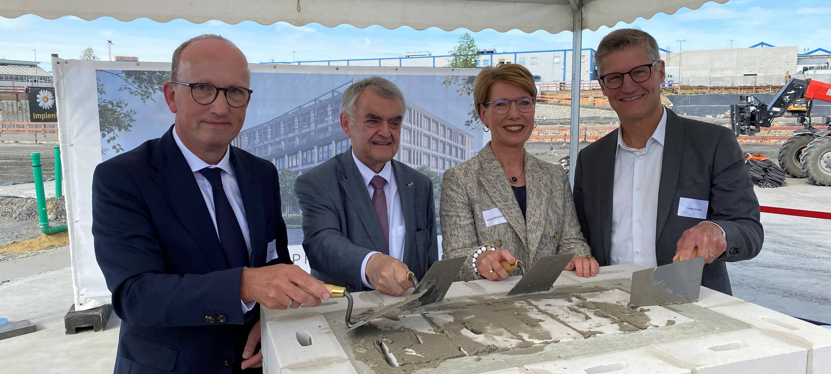 CM-Geschäftsführer Michael Lüke, Innenminister Herbert Reul, Polizeipräsidentin Alexandra Dorndorf und Oberbürgermeister Tilman Fuchs (v. l. n. r.) haben am Mittwoch (30. September) den Grundstein für das künftige Polizeipräsidium Münster gelegt.