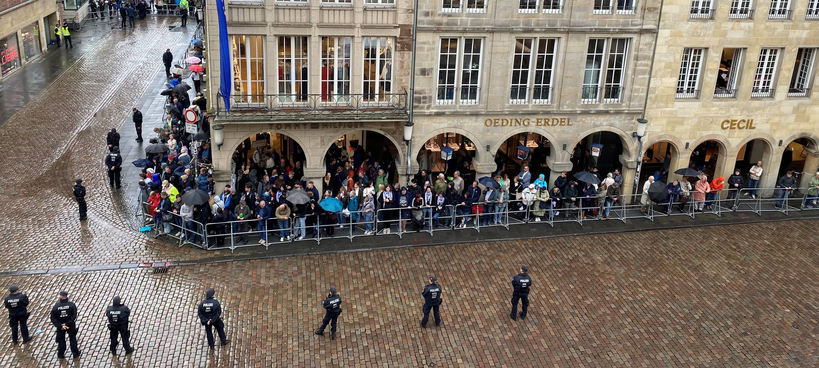 Schaulustige auf dem Prinzipalmarkt.