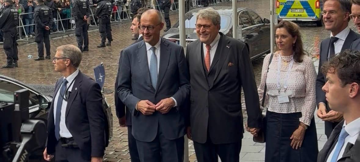 Fahren vor (v.l.n.r.): Kanzler Merz, Miele-Chef Zinkann und seine Frau sowie NATO-Generalsekretär Rutte.