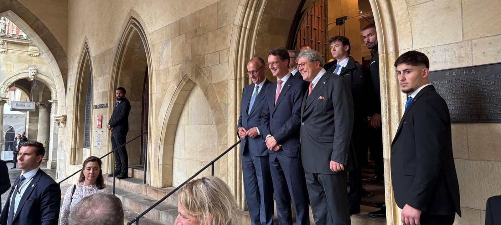 v.l.n.r.: Kanzler Merz, NRW-Ministerpräsident Wüst, Miele-Chef Zinkann.