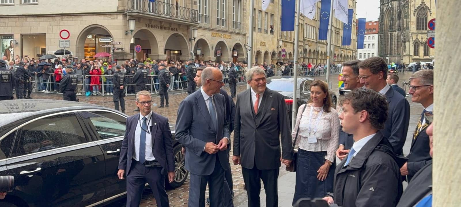 Verleihung Friedenspreis: Die hochkarätigen Gäste fahren vor.