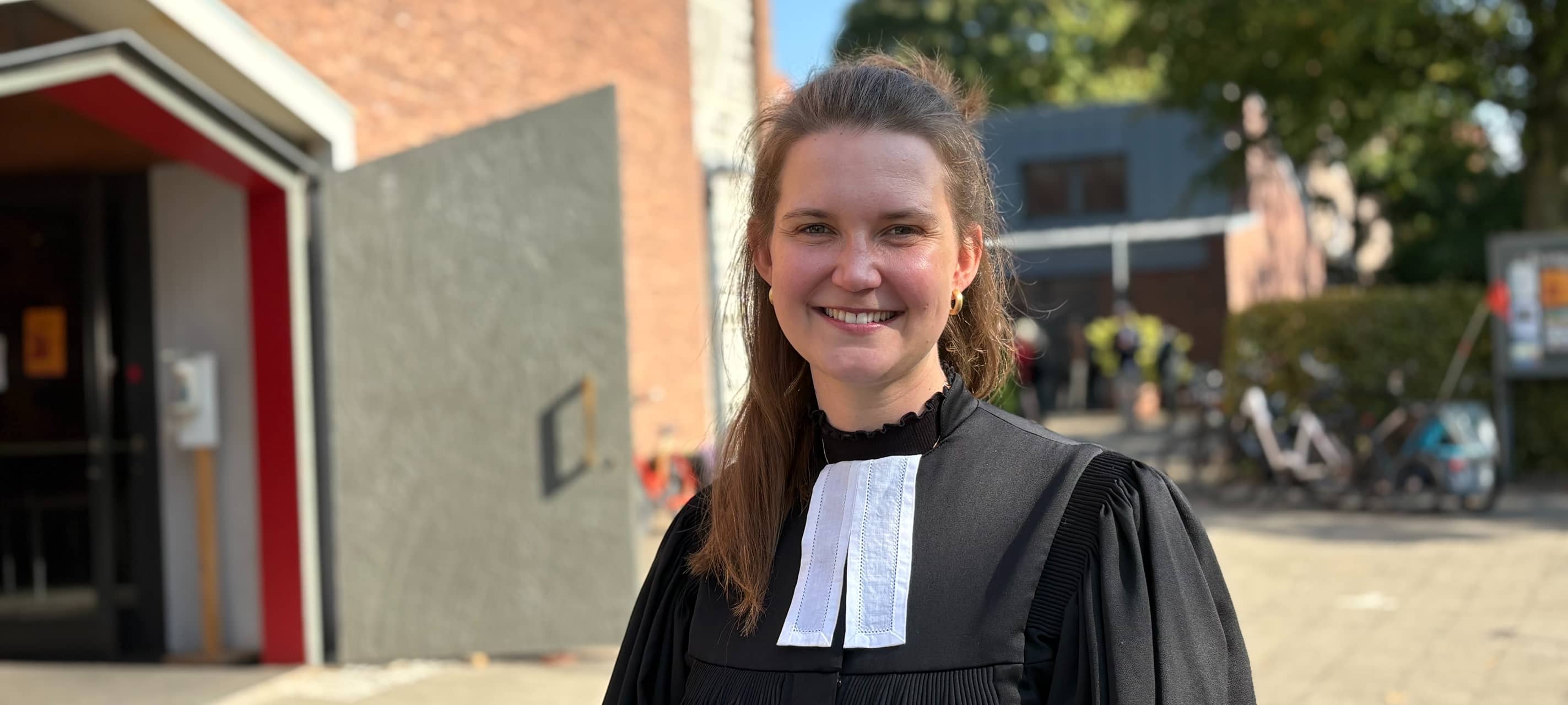 Pfarrerin Jana Falcke vor der Epiphanias-Kirche.