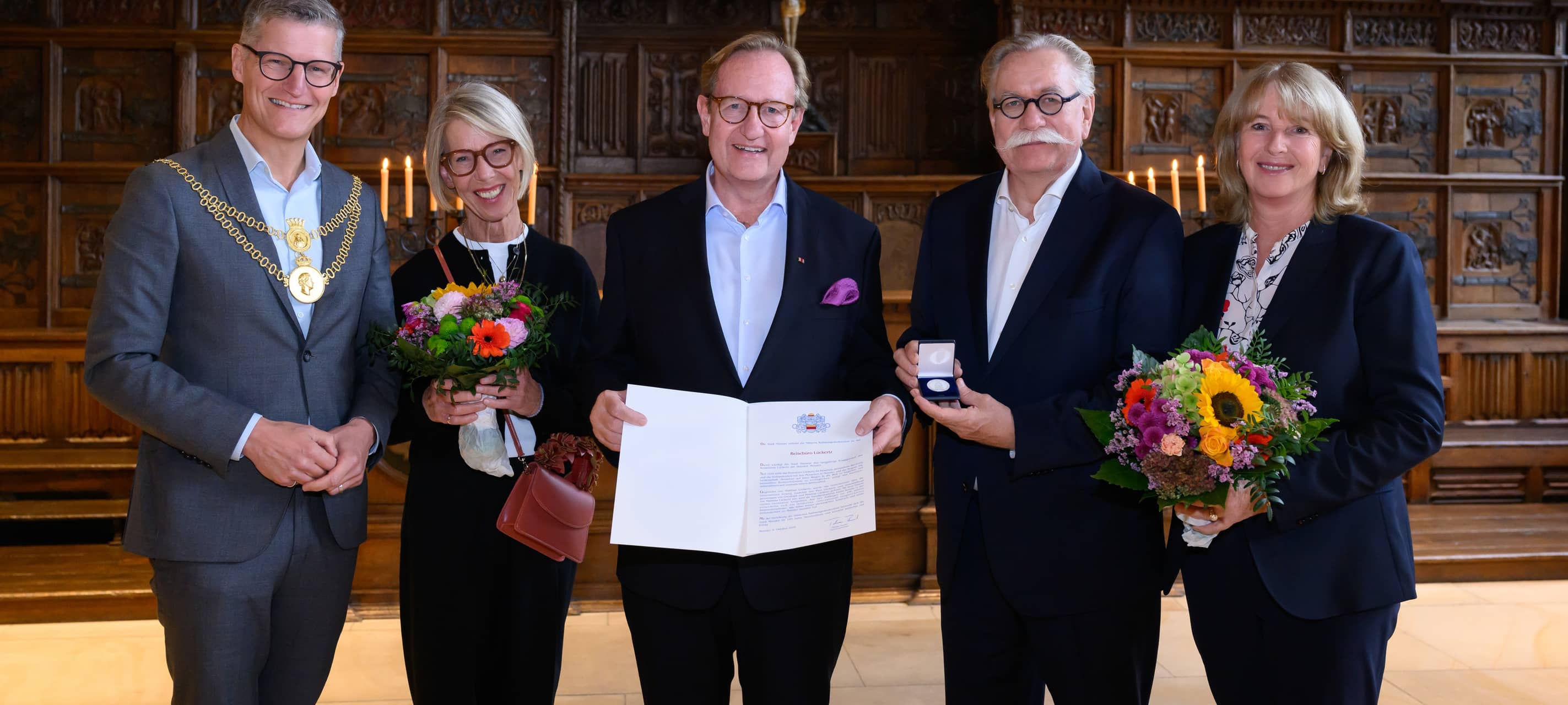 Ein Jahrhundert Familien- und Unternehmergeschichte: Anlässlich des 100-jährigen Bestehens des Reisebüros Lückertz hat Münsters Oberbürgermeister Tilman Fuchs die Silberne Rathausgedenkmünze verliehen. An der Feierstunde nahmen teil: (v. l.) Oberbürgermeister Tilman Fuchs, Susan Lückertz, Matthias Lückertz, Christoph Lückertz und Irene Lückertz.