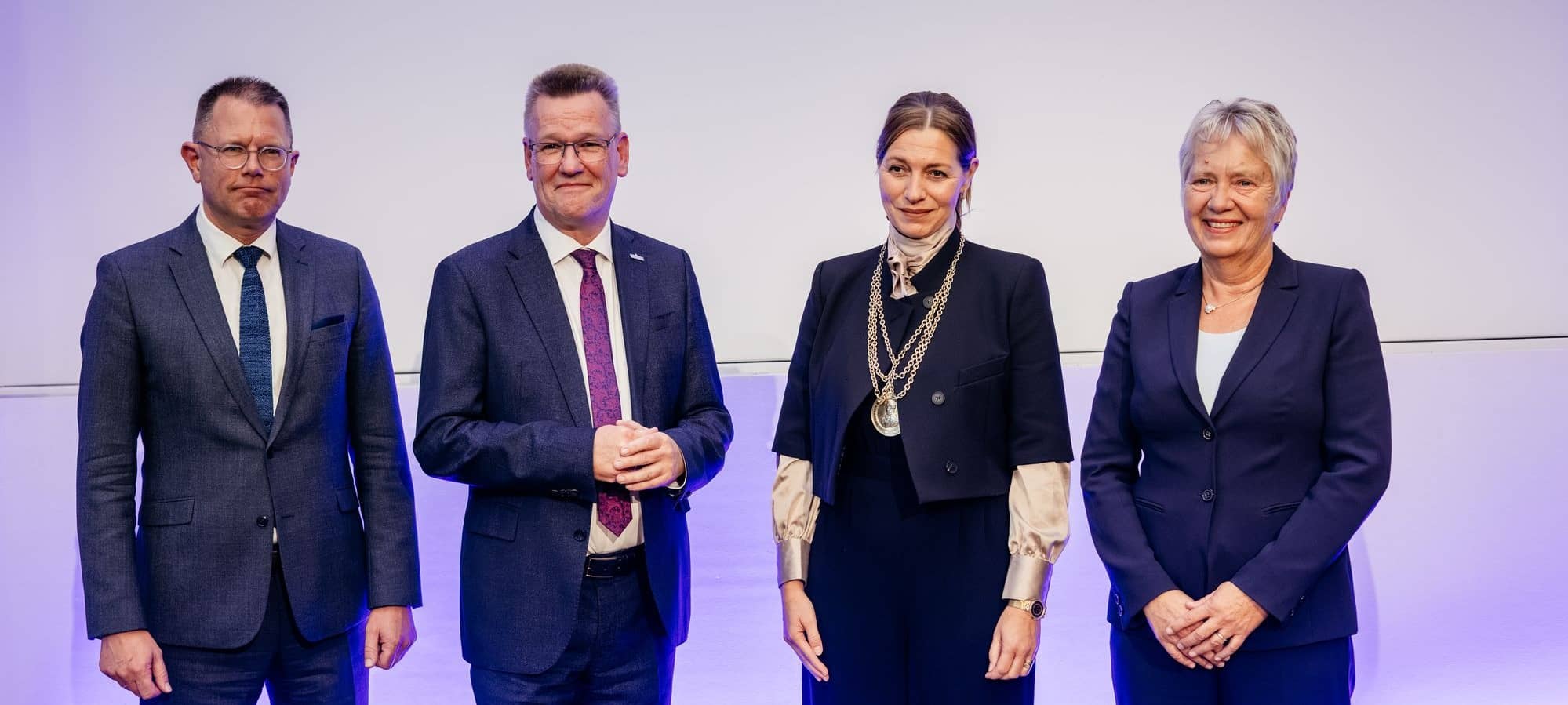 Wechsel an der Hochschulspitze: Seit dem 1. Oktober ist Prof. Dr. Susanne Menzel-Riedl (3.v.l.) Rektorin der Universität Münster und Nachfolgerin von Prof. Dr. Johannes Wessels (2.v.l.). Prof. Dr. Hinnerk Wißmann, Vorsitzender des Senats, und Dr. Elke Topp, Vorsitzende des Hochschulrats, gratulierten der neuen Amtsinhaberin.