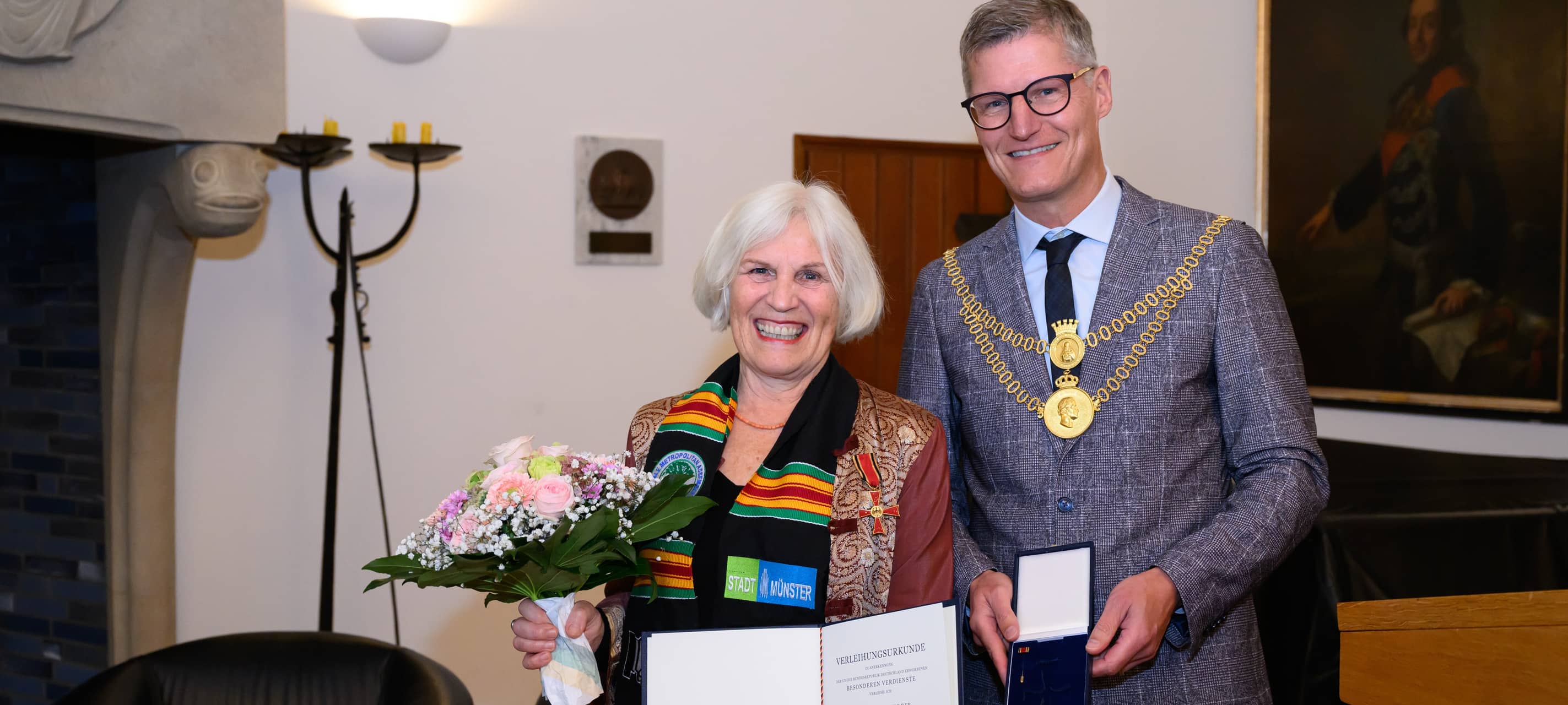 Barbara Kemmler erhielt aus der Hand von Oberbürgermeister Tilman Fuchs das Verdienstkreuz am Bande des Verdienstordens der Bundesrepublik Deutschland.