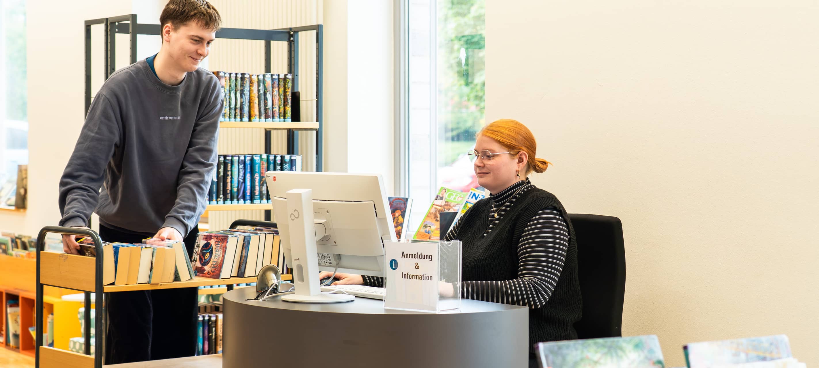 Vincent Löckmann und Lea Blümer leiten bereits während ihrer Ausbildung die Stadtteilbücherei in Gievenbeck. Das zweimonatige Praxisprojekt läuft noch bis zum 10. Dezember.