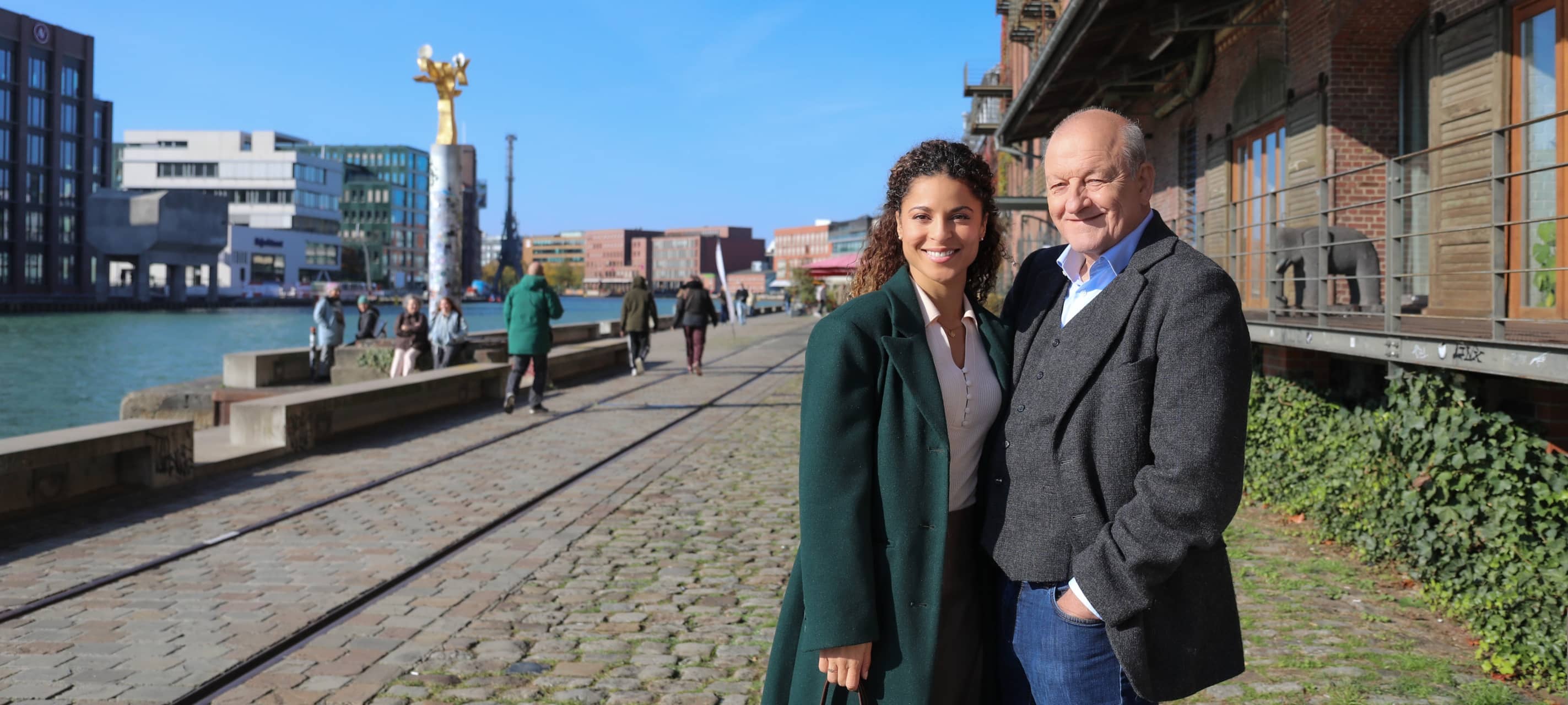 Dreharbeiten zur Folge „Ewiges Leben” (Arbeitstitel) in Münster: Patricia Meeden (Dr. Tessa Tilker) und Leonard Lansink (Georg Wilsberg) auf der Hafenpromenade.