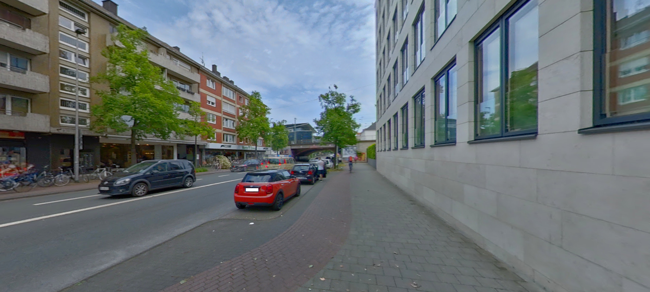 Trecker steckt unter Brücke in der Innenstadt fest