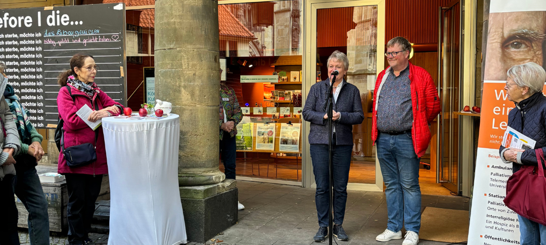 Frau Schober und Rupert König bei der Eröffnung der Kunstaktion