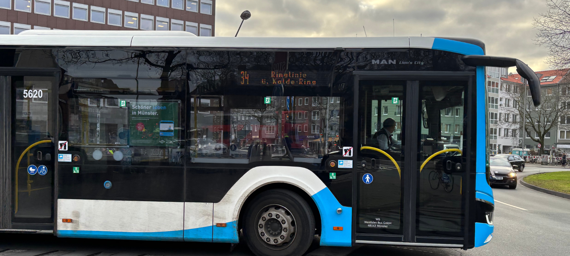 Der Bus der Ringlinie biegt gerade ab.