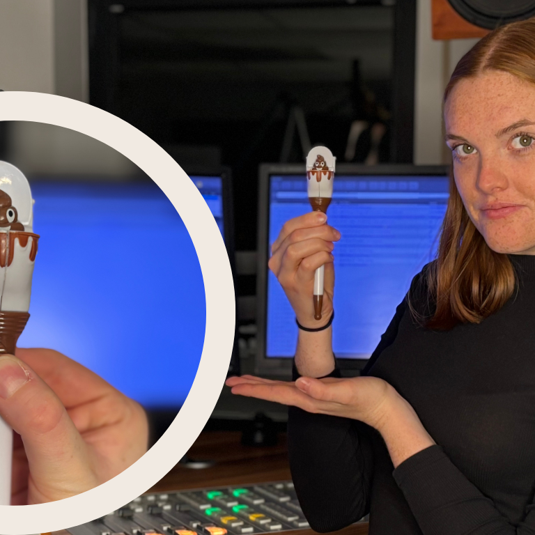 Morningshow-Moderatorin Malena Stöhler präsentiert einen Kugelschreiber aus Plastik, den sie versteigern muss.