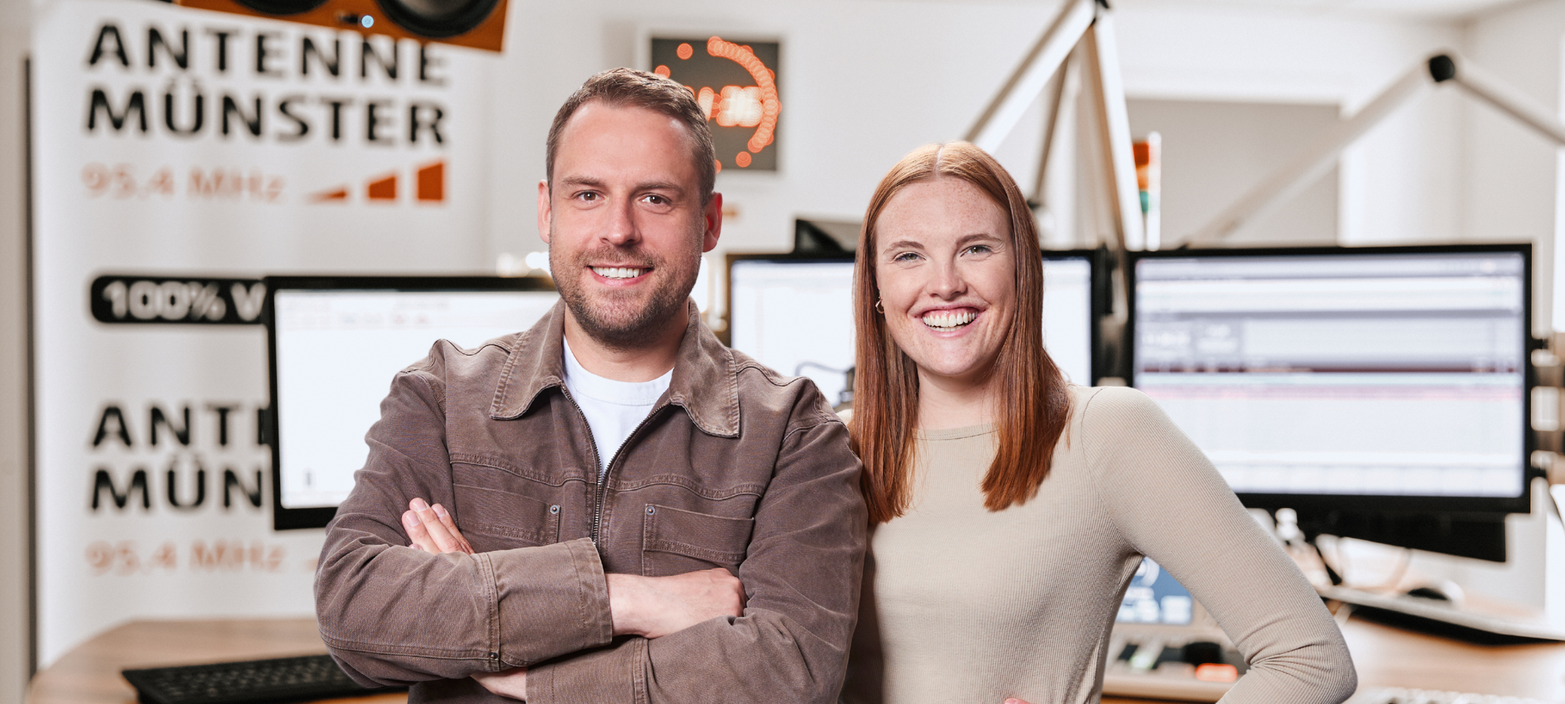 Tino Tiede und Malena Stöhler stehen lächelnd im ANTENNE MÜNSTER-Studio.