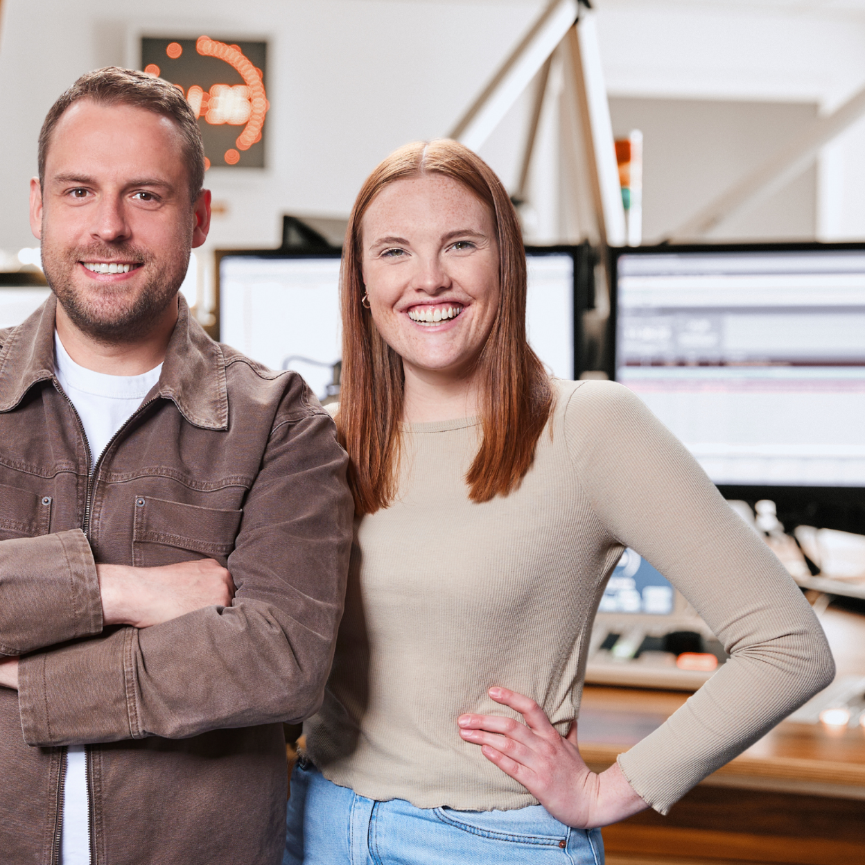 Tino Tiede und Malena Stöhler stehen lächelnd im ANTENNE MÜNSTER-Studio.