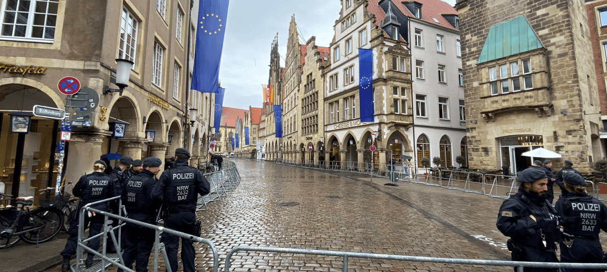 Der Prinzipalmarkt ist abgeriegelt. Ab 16 Uhr soll die Preisverleihung im Historischen Rathaus beginnen, Kanzler Merz und NATO-Generalsekretär Rutte werden erwartet.